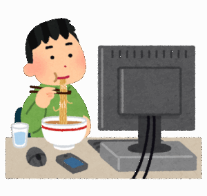 パソコンを操作しながら食事する男性