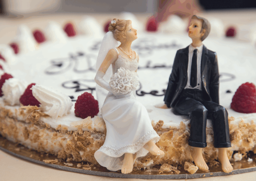 ケーキの上に載った新郎新婦の人形