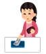 料金を払う女性